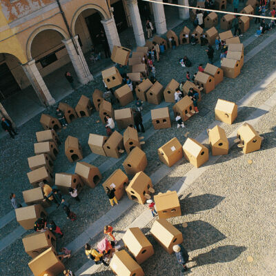 Le case di cartone in piazza